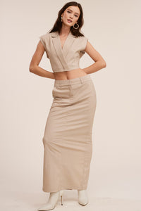 The beige slim fit maxi dress is the perfect basic piece transitioning effortlessly from day-to-night. This beige skirt features a classic all over pin stripe design that is both chic and timeless. The beige maxi skirt can easily go from a day at the office to a night on the town. With belt loops, front pockets and a button & zipper closure at the front, the beige slim fit maxi skirt is wearable and comfortable. 